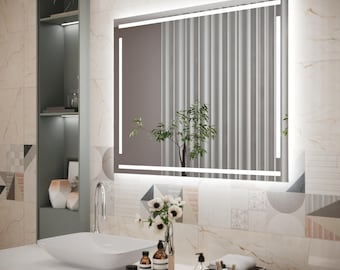 Könnte beinhalten: Ein weißer Badezimmer-Waschtisch mit einem weißen Porzellan-Waschbecken und einem großen rechteckigen Spiegel mit einem weißen LED-Lichtrahmen. Der Spiegel spiegelt einen weißen Vorhang und eine kleine Topfpflanze wider. Auf der Ablage stehen drei kleine Flaschen und ein Weidenkorb mit Toilettenartikeln.