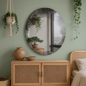 Verontruste antieke ronde wandspiegel: decoratief accent in vintage-stijl