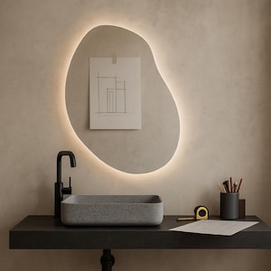 LED-wandspiegel met organische vorm - onregelmatige make-upspiegel met achtergrondverlichting, modern interieur
