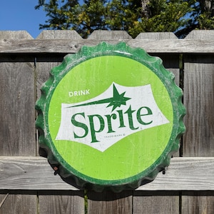 Letrero de hojalata con forma de tapa de botella de Sprite, señalización para bar, decoración de pared para sótano, decoración de restaurante americano, decoración de cocina retro, anuncios de refrescos