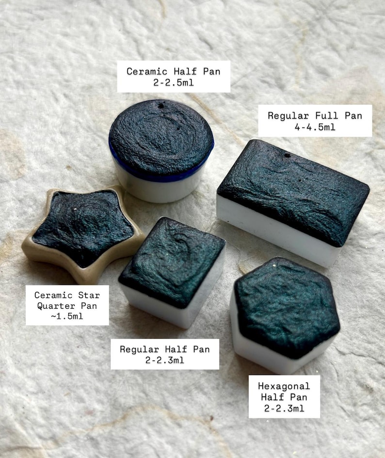Puede incluir: Una variedad de pastillas de pintura de acuarela de cer&aacute;mica en varias formas, incluyendo redondas, rectangulares, de estrella y hexagonales. Cada pastilla est&aacute; llena de pintura de color verde azulado oscuro. El texto indica el tipo y el volumen de la pastilla.