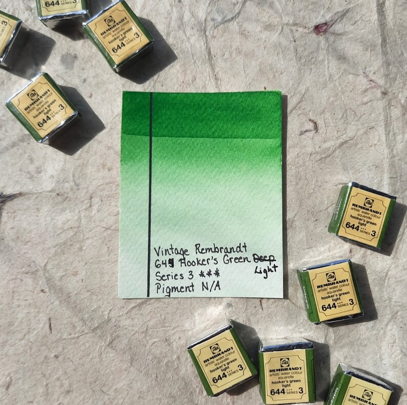 Puede incluir: Una paleta de pintura acuarela con la etiqueta "Vintage Rembrandt 644 Hooker's Green Deep Series 3 *** Pigment N/A Light" y una muestra de acuarela verde.