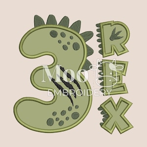 以下が含まれることがあります： 緑色の「REX」の文字と、恐竜を模した「3」の刺繍デザイン。数字にはテクスチャパターンと爪痕があり、文字は濃い緑色で縁取られています。