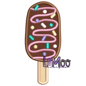 Puede incluir: Un helado de chocolate cubierto con glaseado rosa y chispas de colores. El helado está en un palo.