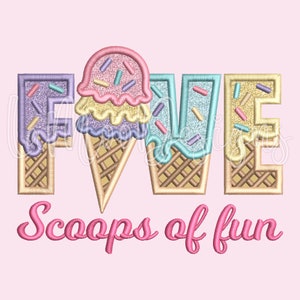 Puede incluir: Diseño bordado de la palabra "FIVE" con cada letra en forma de cono de helado con chispas. El texto "Scoops of fun" está debajo de la palabra "FIVE".