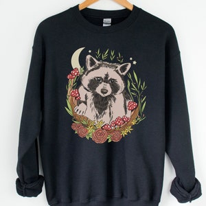 Racoon Sweatshirt, Mushroom Crewneck, Botanical Sweater, Cottagecore Jumper, Nature lover Shirt, Fairycore Clothing, Goblincore, Alt Clothes