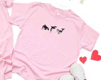 Gesticktes Orca-Trio Kleinkind-T-Shirt, Unisex Orca Tshirt, Kinder Wal Shirt, Orca Shirt, Haifisch Shirt, Meeresbiologie Geschenk für Sie und Ihn