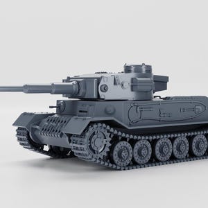 Peut inclure: Un modèle gris d'un char allemand Tiger avec un long canon et des chenilles détaillées.