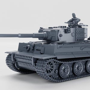 Puede incluir: Un modelo gris de un tanque alemán Tiger con una figura de un soldado en la torreta. El tanque tiene un cañón largo y orugas.