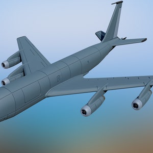 以下が含まれることがあります： 4 つのエンジンと長く狭い胴体を持つ灰色の軍用機。機体は単一の尾翼と大きく長方形の翼を持っている。