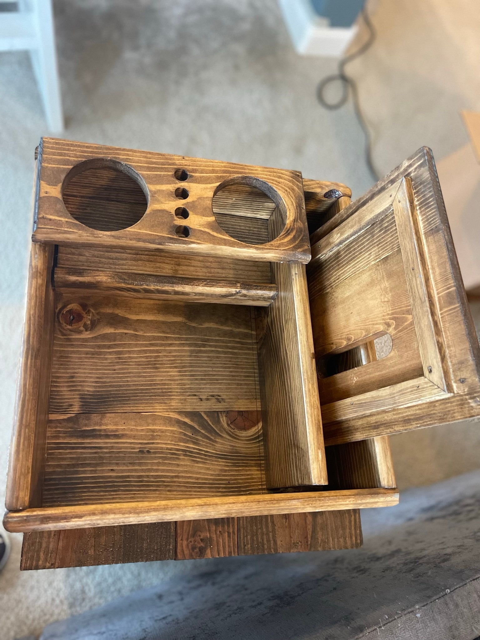 Consola personalizada con portavasos y orificios para bolígrafos.