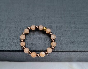 Filigree, handgefertigter, elastic Ring aus kleinen 2 mm facettierten Sonnensteinen und Hämatiten.