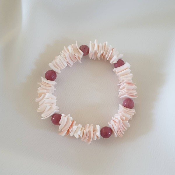 Armband aus Muschel Chips Splitter und Rhodochrosit Perlen / Elastisches Armband /Sommer