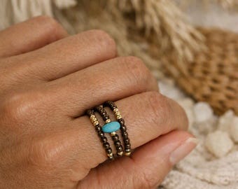 Boho Spiral Ring aus braunen Hämatitperlen, goldenen Glasperlen & Türkis