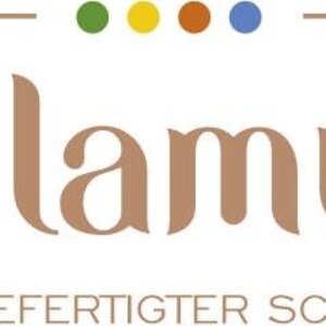 K&ouml;nnte beinhalten: Ein Logo f&uuml;r ein Schmuckunternehmen namens "di lamur" mit dem Slogan "Handgefertigter Schmuck". Das Logo ist in brauner Farbe mit wei&szlig;em Hintergrund. &Uuml;ber dem Logo befinden sich vier kleine farbige Kreise.