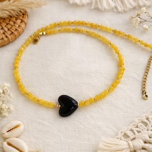 Gelbe Achat Kette mit schwarzem Herz, Kurze Edelstein Halskette 40cm, Minimalistischer Choker, Y2K Boho Schmuck, Geschenk für Sie