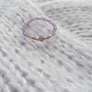 Elastischer Ring aus kleinen ca.1.8 mm und 3 mm facettierten Amethyst Perlen, Amethyst, Edelstein , Heilstein /minimalistisch