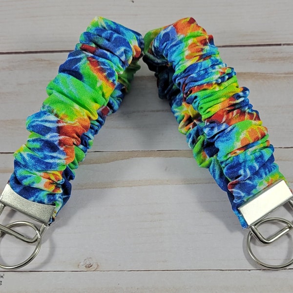 Fun Hippie Tie Dye Scrunchie Keychain, Retro Tie Dye Print Key Fob, Funky Tie Dye Swirls Wristlet, Stretchy Elastic Keychain