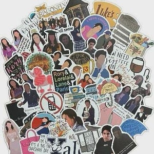 Peut inclure: Un assortiment d'autocollants découpés avec des images et du texte variés. Les autocollants présentent des illustrations de personnages, de citations et de symboles. La palette de couleurs comprend du rose, du bleu, du jaune et du blanc. Les autocollants sont probablement sur le thème d'une émission de télévision populaire.