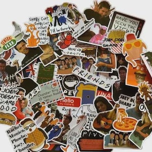 Puede incluir: Una colección de pegatinas coloridas con imágenes y texto de la serie de televisión "Friends". Las pegatinas incluyen retratos de personajes, citas e imágenes icónicas como el logotipo de Central Perk y una langosta.