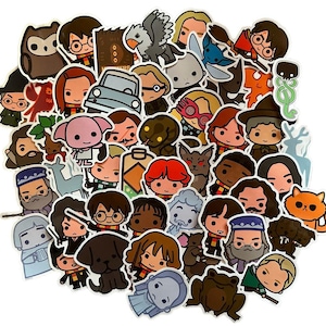 Könnte beinhalten: Eine Sammlung farbenfroher Aufkleber mit Cartoon-Illustrationen von Charakteren und Kreaturen aus einer Fantasy-Serie. Die Aufkleber zeigen Bilder eines schwarzen Hundes, einer Eule und verschiedener Personen mit Brillen und Schals.