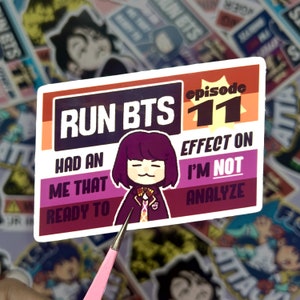 Puede incluir: Una pegatina con un personaje de dibujos animados y el texto "RUN BTS episodio 11 EFECTO EN NO SOY ANALIZAR TUVO UN YO QUE LISTO PARA".