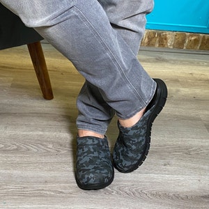 Zuecos unisex de piel con estampado de camuflaje, plantilla suave