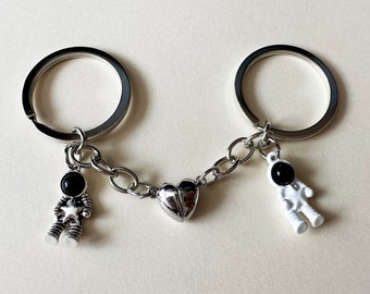 Astronauts magnetic heart matching keychains, Gift Set for Couples, lovers keychain, Best Friends Gift, boyfriend gift, girlfriend gift