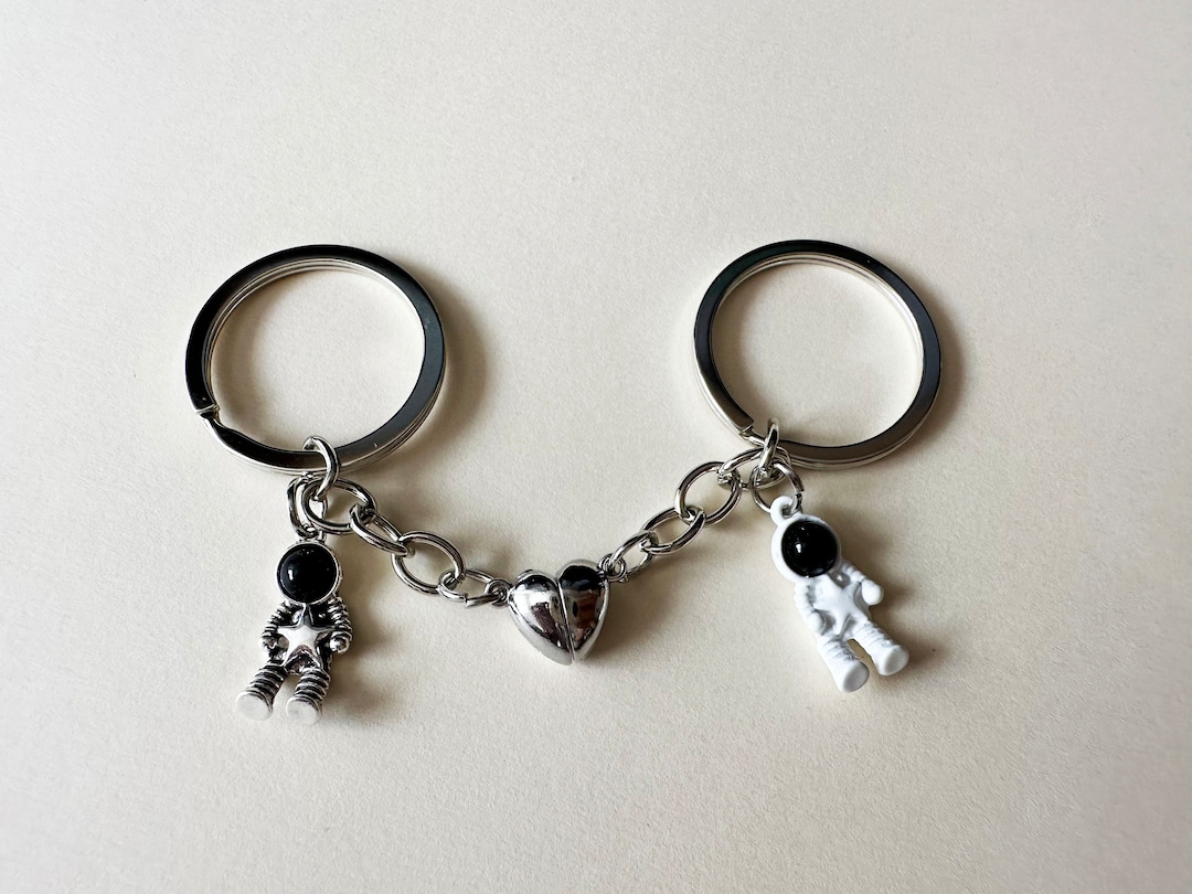 Astronauts Magnetic Heart Matching Keychains, Gift Set for Couples ...