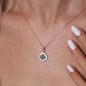 14K Solid Gold Glamor Clover Necklace