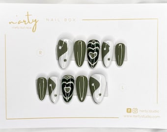 Vintage nagels / pers op nagels / nagelontwerpen / nepnagels / kleefnagels / stick op nagels / jaren 90 nagels / minimalistische nagels / valse nagels