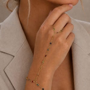 Pulsera de cadena dorada con detalles de piedras preciosas multicolor / Joyería de estilo costero