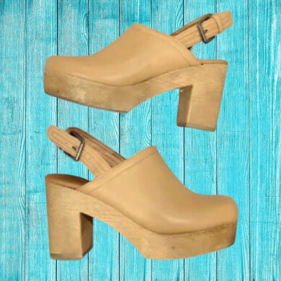 Universal Threads platform clog heels size 6 - image 1