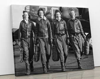 Puede incluir: Cuatro mujeres con uniformes militares están de pie frente a un avión. Llevan bolsas y sonríen. El avión tiene las palabras "Postal Pack Mama" escritas en él.