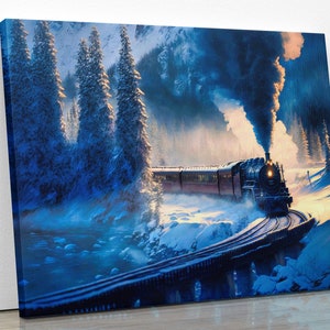 Op de afbeelding: Een vintage stoomtrein rijdt door een besneeuwd berglandschap. De trein is rood en zwart met rookpluimen die uit de schoorsteen komen. De bomen zijn bedekt met sneeuw en de grond is wit.