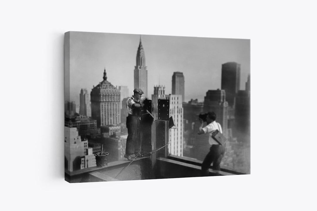 Yellowkorner エンパイアステートビル モノクロ写真 1930年 ニューヨークの超高層ビル、エンパイア・ステート・ビルの屋上