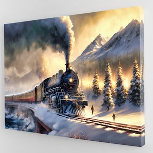 Könnte beinhalten: Ein alter Dampflokomotivzug fährt durch eine schneebedeckte Berglandschaft. Der Zug ist blau und schwarz mit goldenen Akzenten. Der Zug fährt auf einer Brücke über einen Fluss. Die Berge sind schneebedeckt und an den Seiten der Gleise stehen Kiefern.