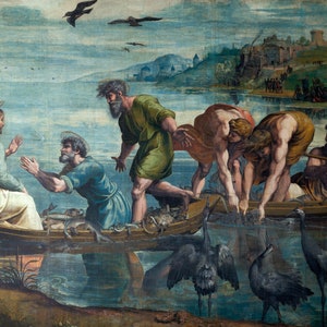 Puede incluir: Una pintura que representa una escena de la Biblia, mostrando a Jesucristo en un barco con varios pescadores. Los hombres están tirando de una red llena de peces, mientras Jesús mira a uno de los pescadores. La escena está ambientada en un lago con una ciudad en el fondo.
