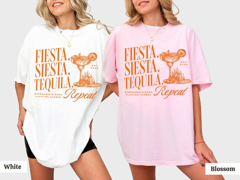 Puede incluir: Dos camisetas blancas con el texto "FIESTA. SIESTA. TEQUILA. Repeat" y un gr&aacute;fico de margarita. Una camiseta es blanca y la otra es rosa.