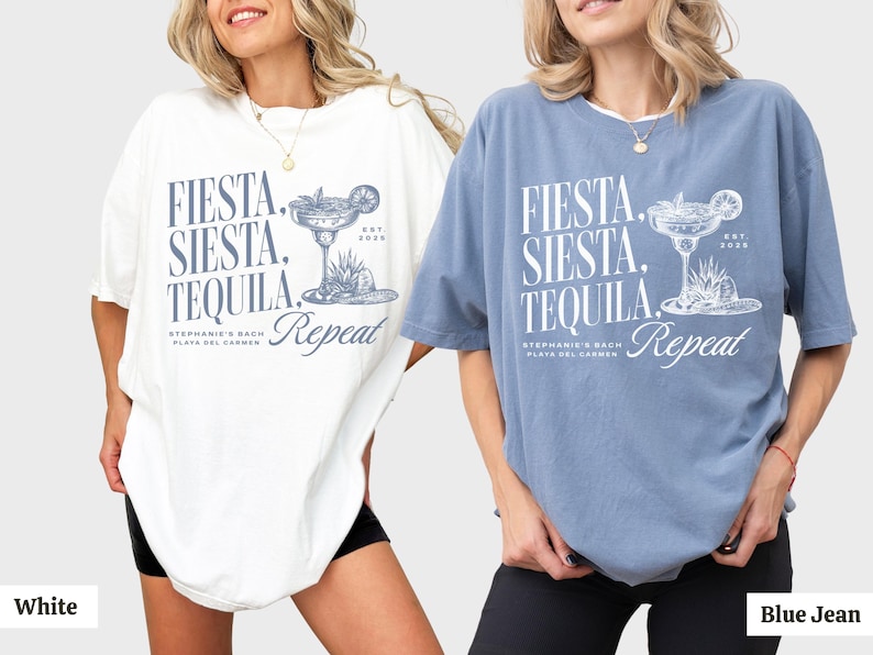 Puede incluir: Dos camisetas de gran tama&ntilde;o con un dise&ntilde;o gr&aacute;fico azul que dice "Fiesta, Siesta, Tequila, Repeat" con una ilustraci&oacute;n de vaso de margarita. La camiseta de la izquierda es blanca y la camiseta de la derecha es azul vaquero.