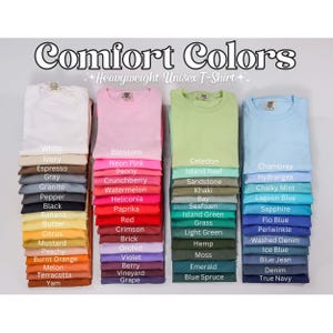 Puede incluir: Un gr&aacute;fico con 36 colores diferentes de camisetas unisex. Los colores est&aacute;n dispuestos en tres columnas, cada columna representa un tono de color diferente. Los colores incluyen blanco, marfil, espresso, gris, granito, pimienta, negro, pl&aacute;tano, mantequilla, c&iacute;tricos, mostaza, melocot&oacute;n, naranja quemada, mel&oacute;n, terracota, &ntilde;ame, flor, rosa ne&oacute;n, peon&iacute;a, ar&aacute;ndano, sand&iacute;a, heliconia, paprika, rojo, carmes&iacute;, ladrillo, orqu&iacute;dea, violeta, baya, vi&ntilde;edo, uva, celad&oacute;n, arrecife de isla, arenisca, caqui, bah&iacute;a, espuma de mar, verde isla, hierba, verde claro, c&aacute;&ntilde;amo, musgo, esmeralda, abeto azul, chambray, hortensia, menta cremosa, azul laguna, zafiro, azul flo, periwinkle, denim lavado, azul hielo, azul jean, denim, azul marino.