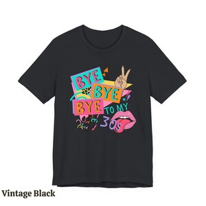 Puede incluir: Una camiseta negra de manga corta con un estampado gr&aacute;fico colorido que incluye el texto BYE BYE BYE TO MY 30s. El dise&ntilde;o muestra una mano haciendo el signo de la paz, labios rosas con la lengua fuera y varias formas geom&eacute;tricas brillantes.