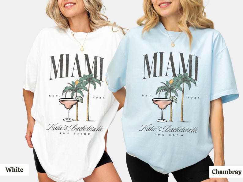 Peut inclure: Deux t-shirts &agrave; manches courtes et col rond, un blanc et un bleu chambray, arborant chacun un motif de deux palmiers et un verre &agrave; cocktail avec le texte MIAMI, EST. 2024, et Katie's Bachelorette, avec THE BRIDE ou THE BACH imprim&eacute; en dessous.