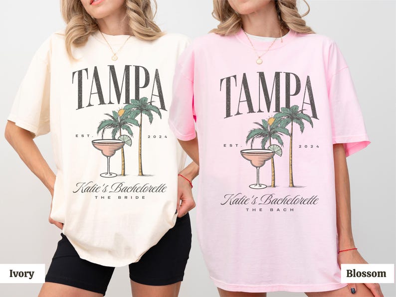 Peut inclure: Deux t-shirts &agrave; manches courtes et col rond, l'un ivoire et l'autre rose fleur. Chaque t-shirt pr&eacute;sente un motif avec le texte TAMPA, EST. 2024, un verre &agrave; cocktail, des palmiers et le texte Katie's Bachelorette, avec THE BRIDE ou THE BACH.