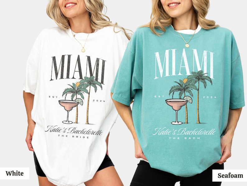 Peut inclure: Deux t-shirts oversize en blanc et vert mousse avec une impression graphique portant le texte MIAMI, EST. 2024 et Katie's Bachelorette. Le motif comprend deux palmiers, un verre &agrave; cocktail et le texte THE BRIDE ou THE BACH.