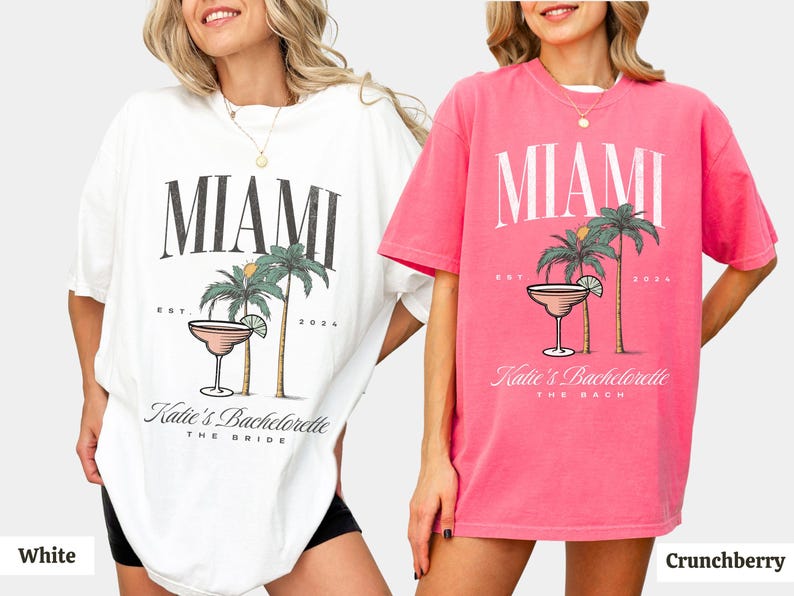 Peut inclure: Un t-shirt blanc et un t-shirt rose, chacun arborant un imprim&eacute; graphique avec le texte MIAMI, EST 2024, Katie's Bachelorette, et THE BRIDE ou THE BACH, accompagn&eacute; d'illustrations de palmiers et d'un verre &agrave; cocktail avec un quartier de citron vert.