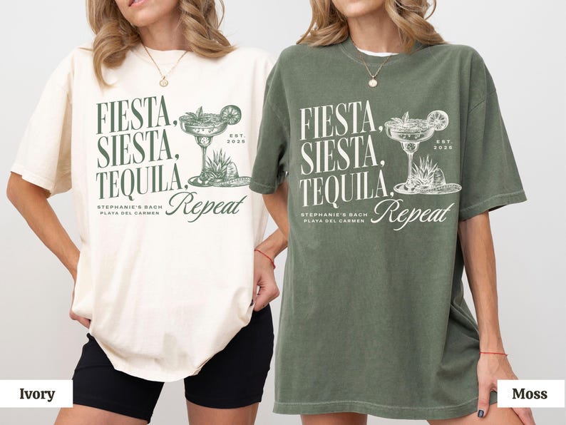 Puede incluir: Dos camisetas de gran tama&ntilde;o con un estampado gr&aacute;fico de una copa de margarita y el texto "Fiesta, Siesta, Tequila Repeat". La camiseta de la izquierda es de color marfil y la camiseta de la derecha es de color verde musgo.
