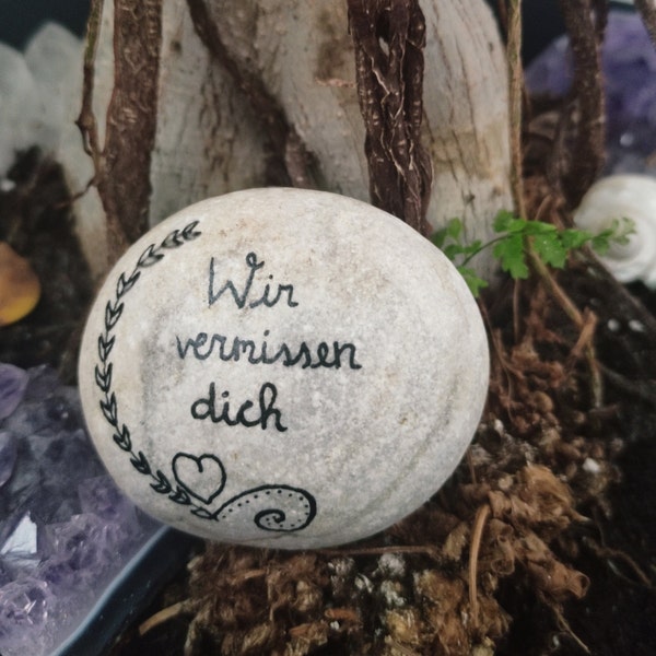 Trauerstein bemalt mit Spruch individuell bemalte Steine als Trauergeschenk personalisierbar Gedenkstein mit Spruch Kalligrafie