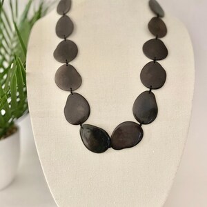 Collar Largo de Nuez de Tagua Gris