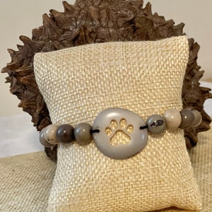Light Gray Carved Paw Tagua Nut and Açaí Seeds Bracelet